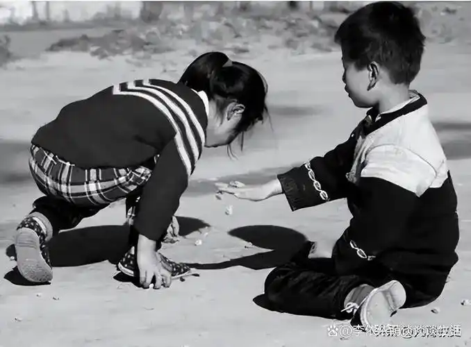 从小学开始,我便与小芳一起上学,小学还好,离家不是很远,我们每天便一