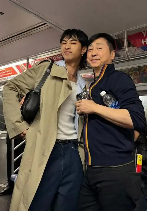 庾澄庆晒与儿子合照恭贺纽约大学毕业 网友纷纷询问伊能静拍的吗