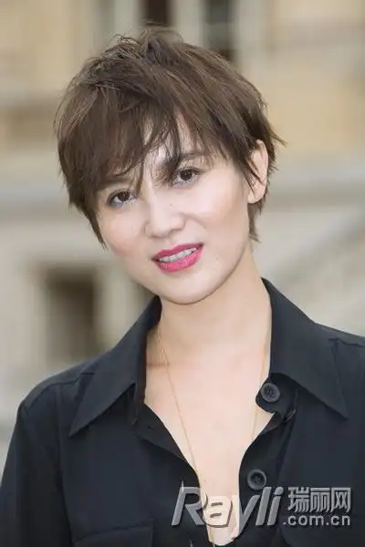 小宋佳的短发造型也略显疲惫.
