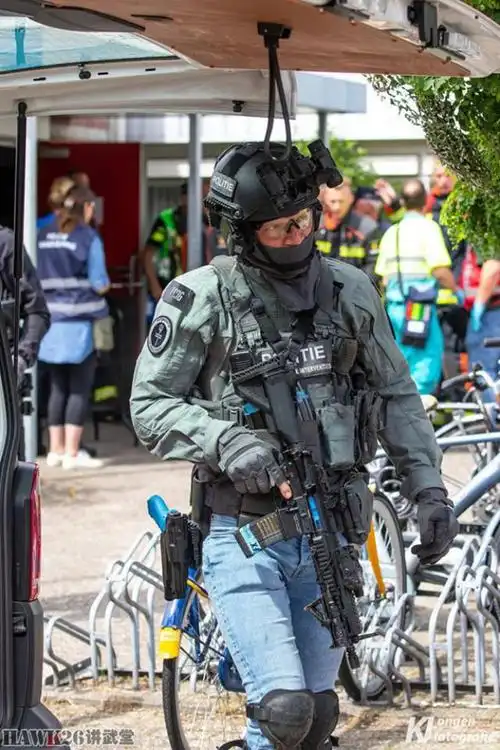 荷兰警方举行反恐演习 特警队员佩戴夜视仪冲进建筑物拯救人质