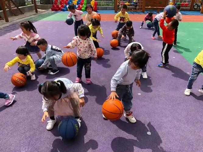 丰富多彩的户外活动——板桥镇第一幼儿园小(一)班の户外活动