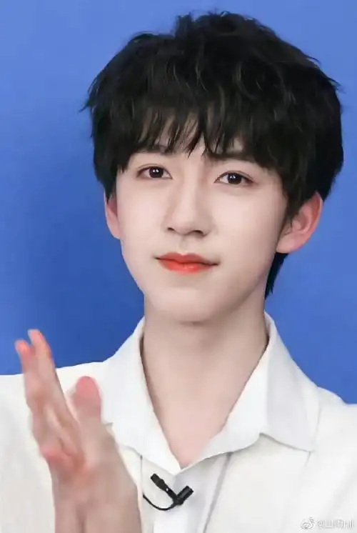 贺峻霖 画报颜值#贺峻霖—蓝色深海98@时代少年团-贺峻霖#带着边框