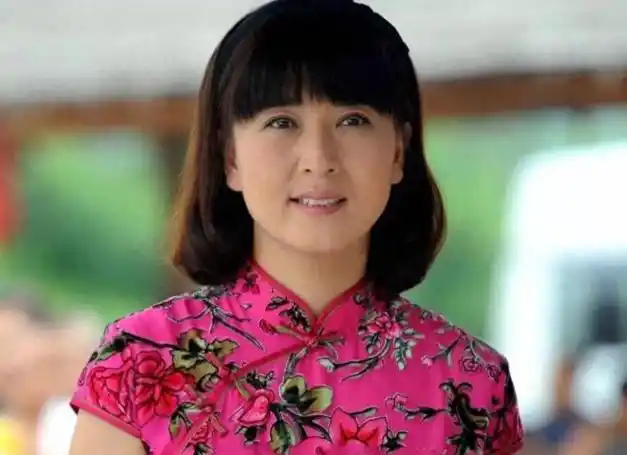 闫学晶离婚11年她二婚生孩子又做婆婆前夫三婚再做爸爸