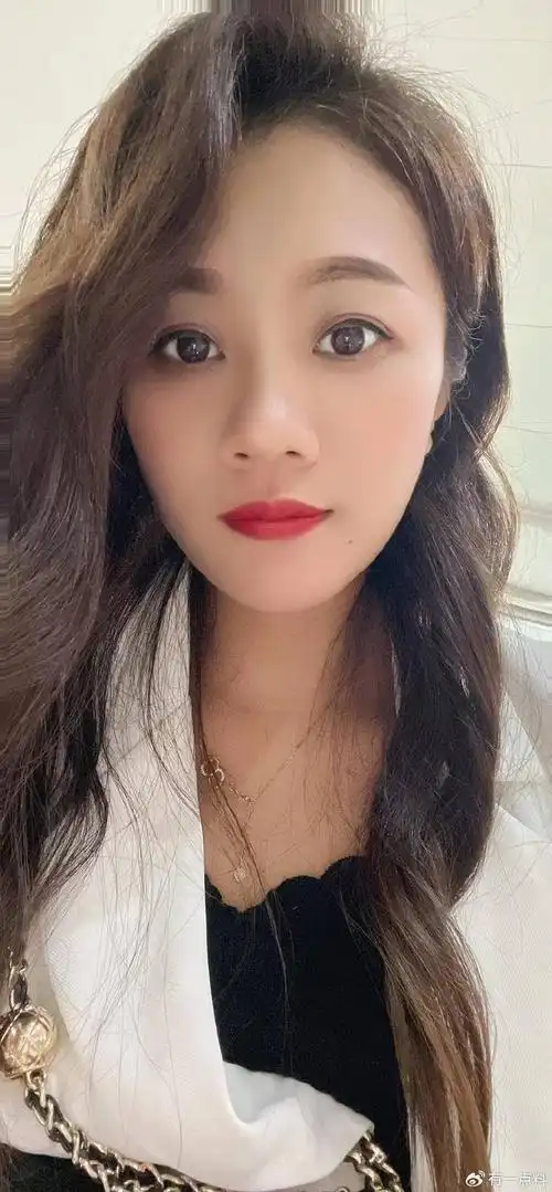 杭州女孩侯小莲酷似李小璐走红网络网友双胞胎姐妹