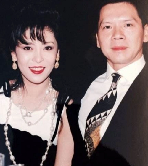 看了陈岚年轻时的照片终于知道向华强为何会对她死心塌了