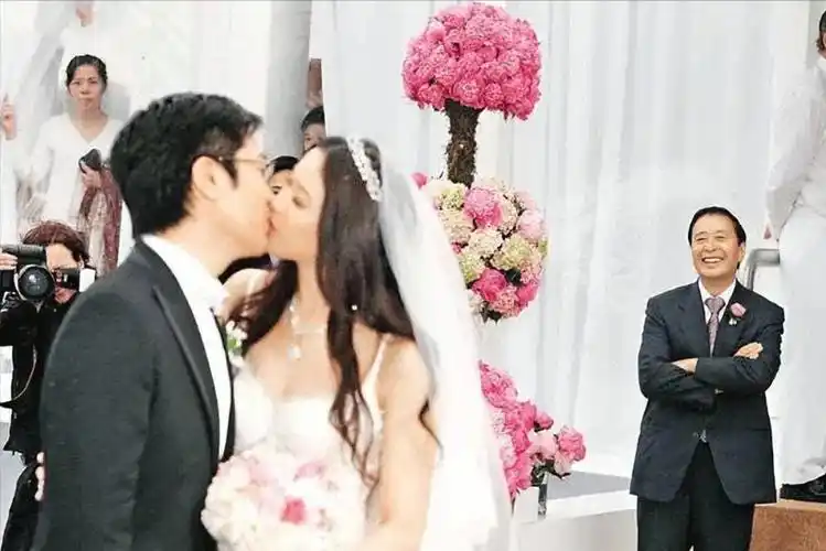 回顾徐子淇生一个儿子公公奖励10亿年仅30身价超千亿