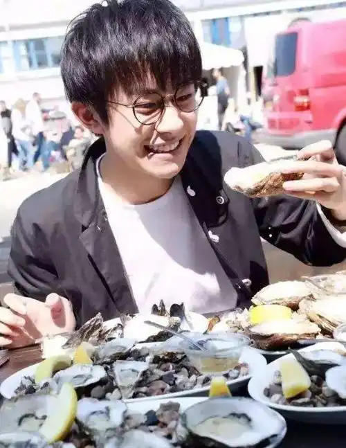 易烊千玺19岁就这么自律看到他吃面的方式活该人家身材好