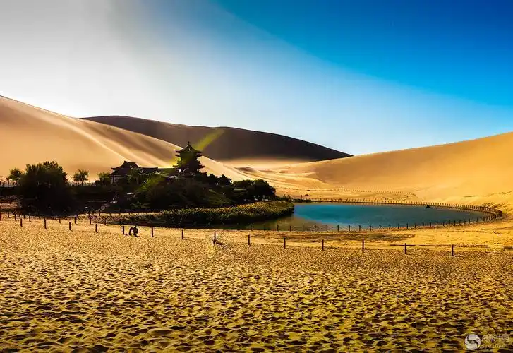 大漠中的月亮湾