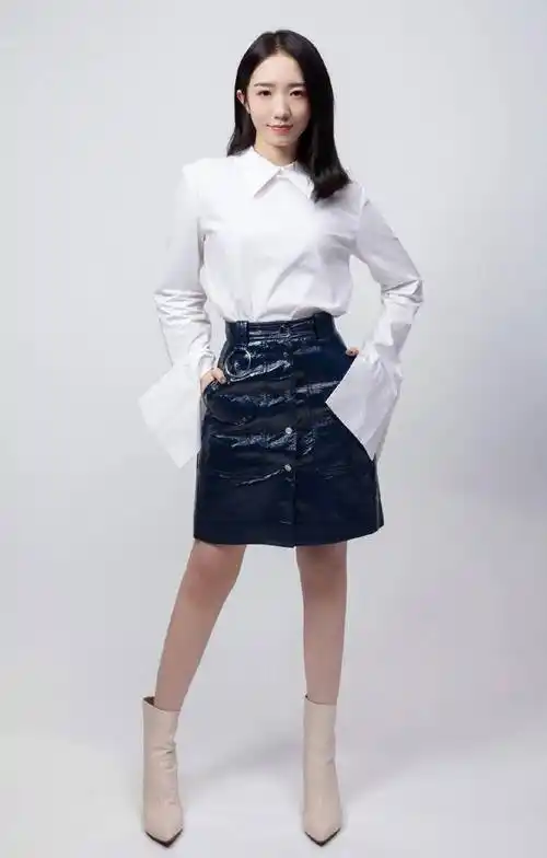 孟美岐穿白色上衣配蓝色皮裙,知性显高少女感十足!_显得_衬衫_穿戴