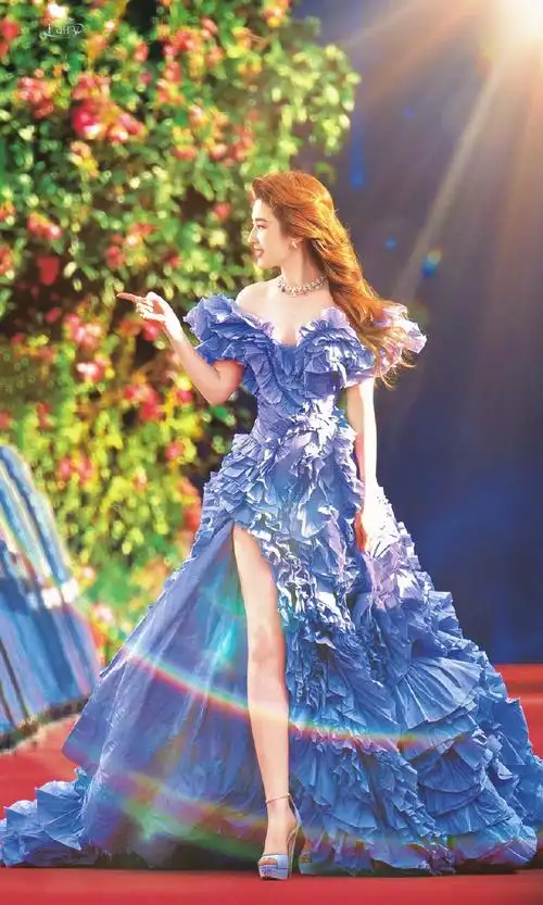 刘亦菲单肩透视粉裙