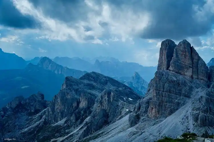 行走在多罗米蒂高山之巅