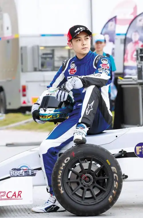 不老男神林志颖自律人生,良好的生活习惯很养颜养身材!_赛车