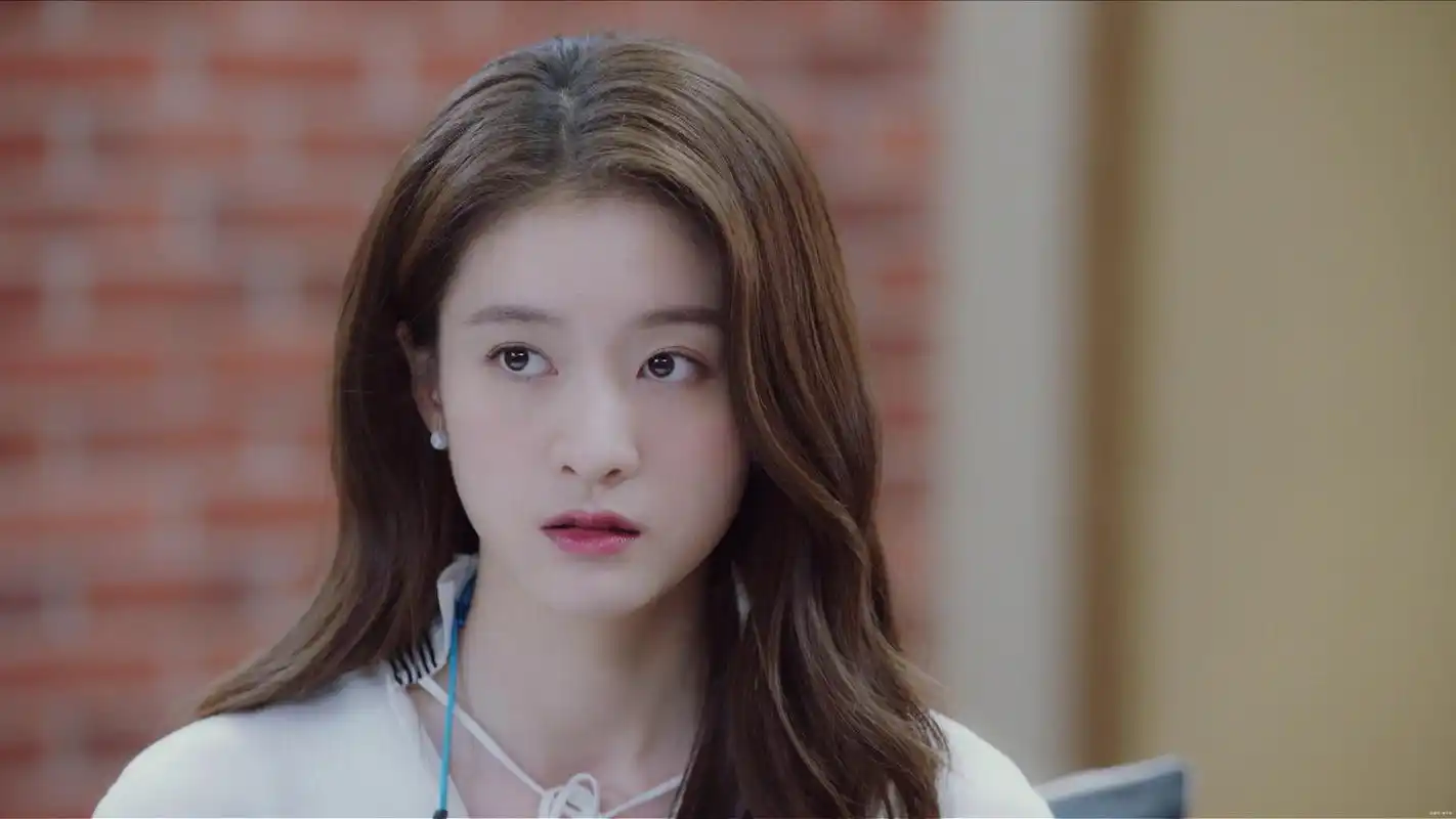 张雪迎在《泡沫之夏》中的精美剧照,一个可爱漂亮的女生