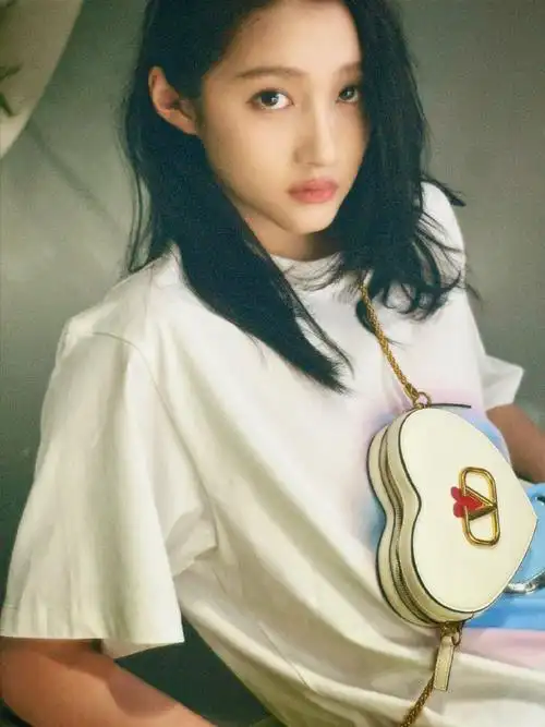 华伦天奴#品牌大使@关晓彤演绎#华伦天奴七夕#限定系列vlogo爱心蚀