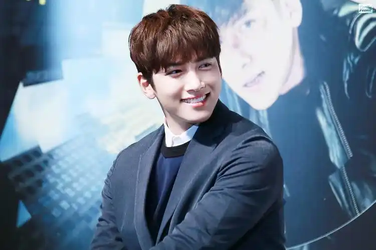 [池昌旭][分享]170216 小池高清饭拍图公开 面如冠玉令人沉醉!