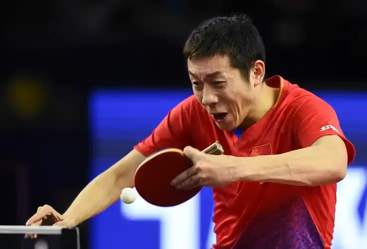 新华社照片,多哈,2019年3月30日3月30日,许昕在比赛中回球.