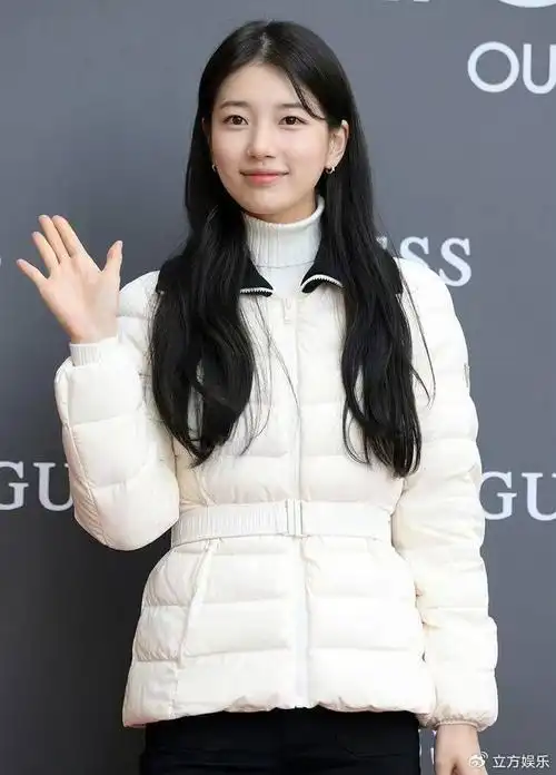 裴秀智穿白色羽绒服搭素色黑裤长发飘飘颜值能打