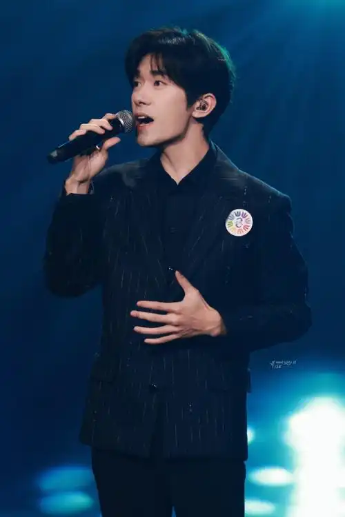 易烊千玺电影小小的我##易烊千玺不辞星海舞台#    是熠熠生辉大明星