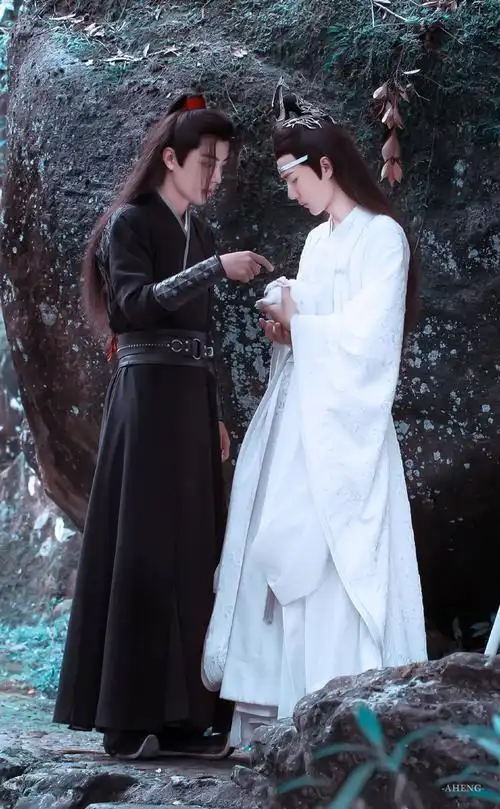 王一博和肖战新剧特写镜头顾医生温文尔雅谢大侠风流倜傥