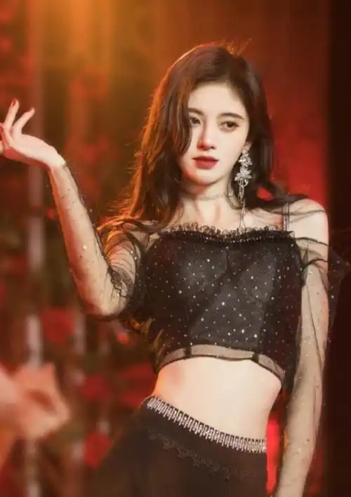 鞠婧祎出席微博之夜却被腰细抢镜了这才是对女团身材的尊重