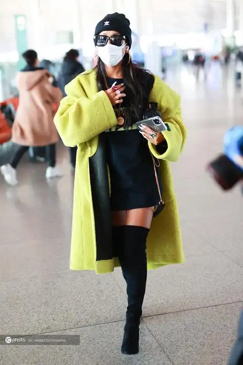 街拍吉克隽逸黑色卫衣裙过膝长靴黄色羊绒大衣毛线帽个性亮眼