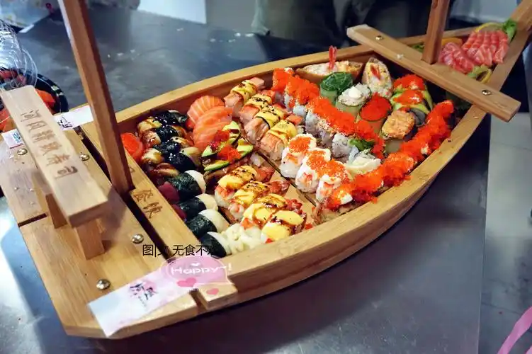 满满当当一船舱各色寿司卷,握寿司及寿司军舰还有丰美厚切的三文鱼