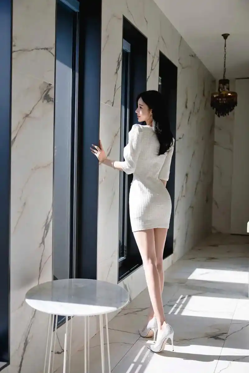 孙允珠韩国嫩模,白嫩低胸包臀裙,美腿高跟诱人心