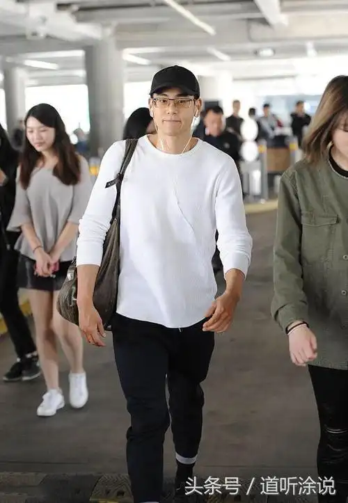 盘点男明星的素颜!张艺兴熬夜长痘,鹿晗皮肤黯淡,吴亦凡显胖!