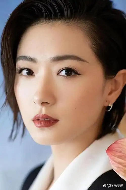 经历让万茜对婚姻产生了全新的认识,她曾公开表示自己不打算结婚生子