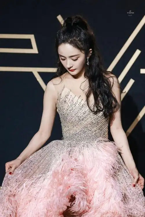 杨幂超话#杨幂爱的二八定律#191228星光大赏"想在你的眼睛里坠落"