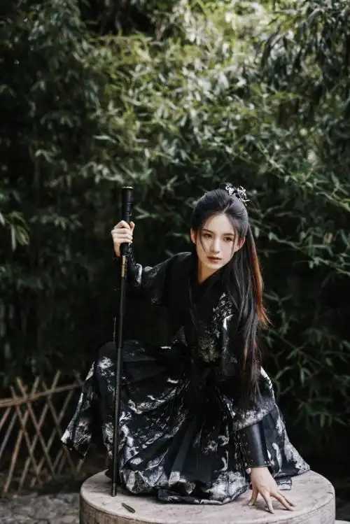 刘诗琪古风侠客写真上线 一袭黑衣侠气十足