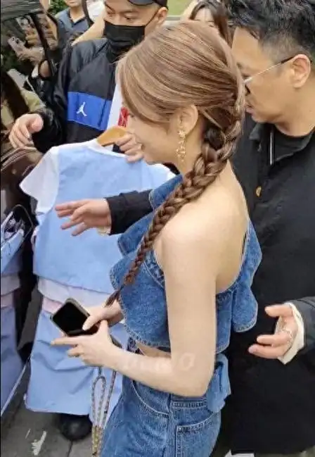 31岁杨丞琳露肩牛仔现身长沙,鞋子高得惊人,太丑引热议,还是