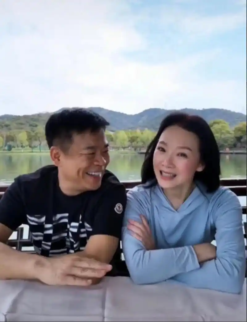 孙浩和青梅竹马吕薇乘船同游,男方眼神深情,二人大龄未婚被撮合 3月26