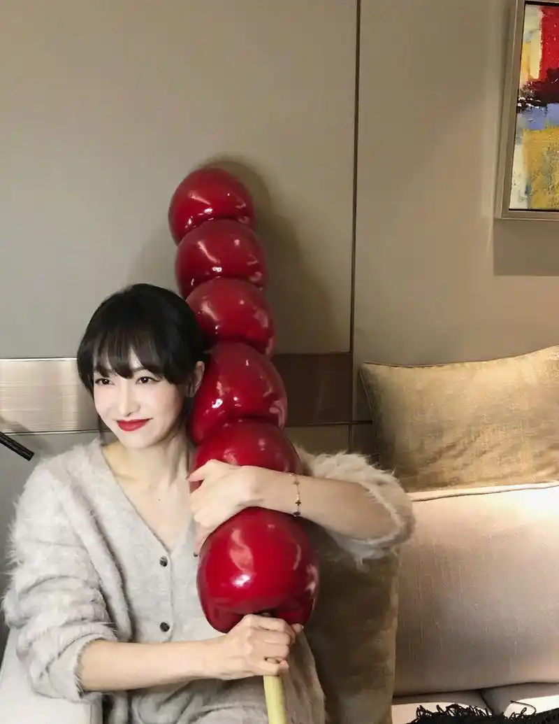 宋茜# #八卦娱乐明星# 宋茜请你吃糖葫芦,可不能浪费哦,一定要吃觋