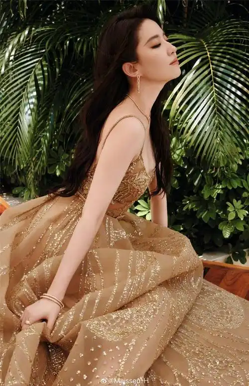 刘亦菲今日活动,身着elie saab金色刺绣高定礼服,矜贵美腻!