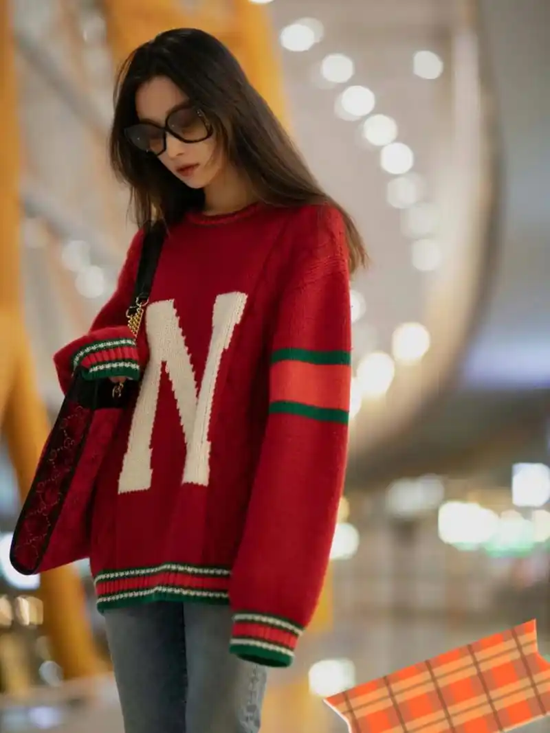 倪妮这组机场街拍太绝了 倪妮身穿红色毛衣搭配蓝色牛仔裤的机场街拍