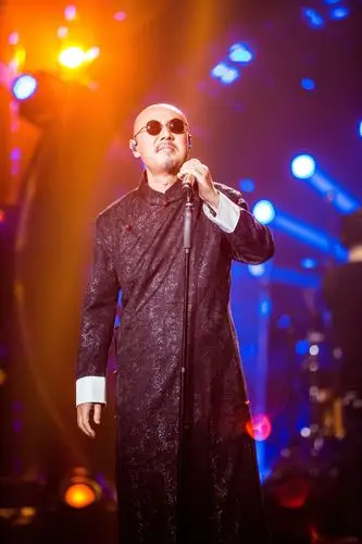 腾格尔携手苍狼乐队展现摇滚范 挑战《从头再来》首次《歌手》夺冠