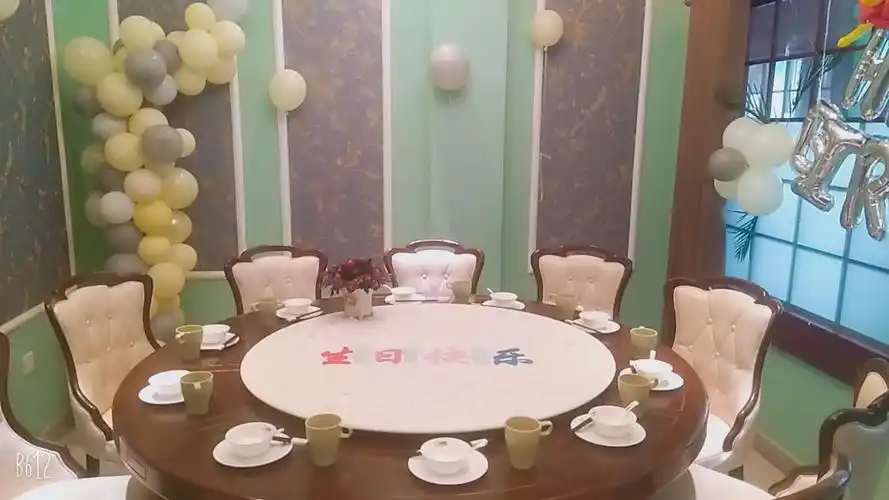 齐祺融合餐厅3楼303房间布置生日场景