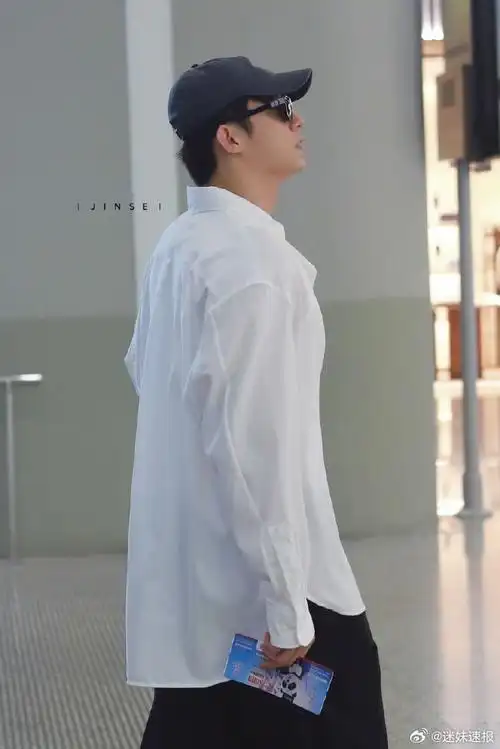 黄景瑜白衬衫##黄景瑜机场白衬衫