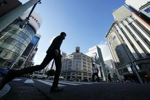 7月27日,戴着口罩的行人在日本东京等候过马路.新华社/美联