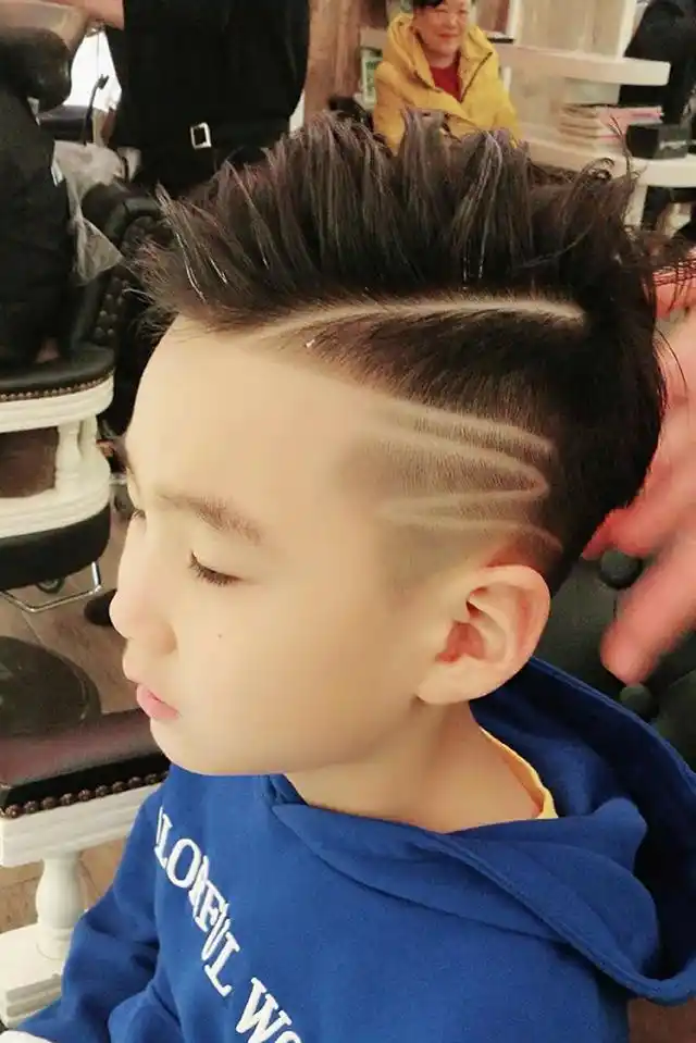 小男孩头顶仨"旋"争奇斗艳,理发师无从下手,网友:不是一般人_发型