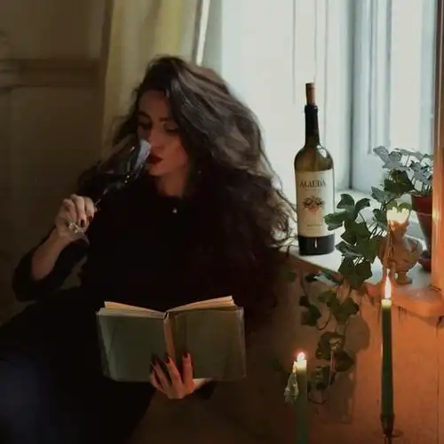 求女生喝酒头像