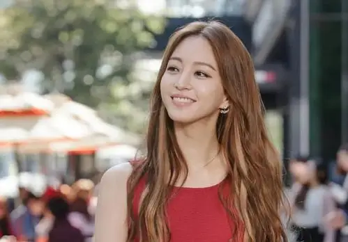 恭喜39岁韩剧女王宣布恋情韩艺瑟晒新欢正面照帅气不输明星