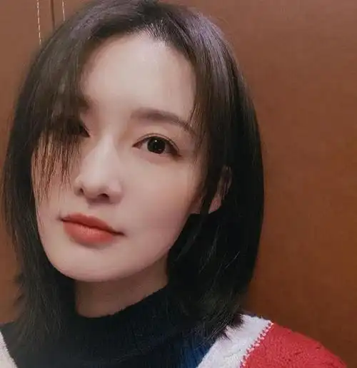 李沁新剪的"露额初恋发"太美了,减龄又瘦脸,大脸女生也适合!