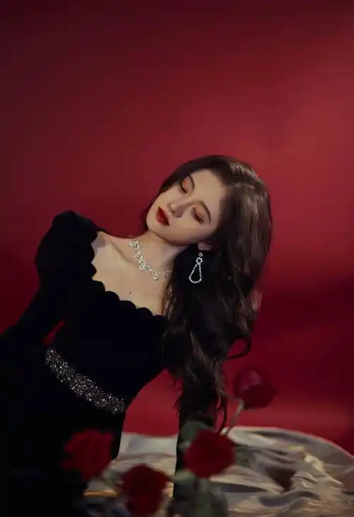 港风鞠婧祎上线,穿丝绒裙上演眼神杀,"四千年美女"实至名归!