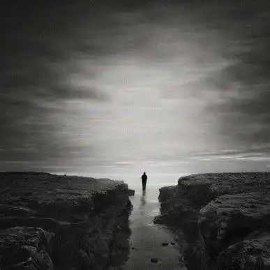 孤独男人意境背影伤感黑白图片