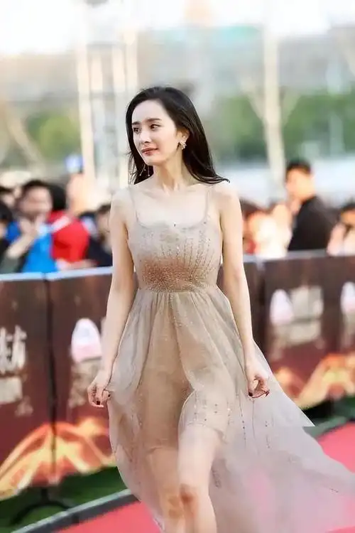 博眼球,无内裤走红毯?关晓彤杨幂也太拼了,网友:那是c字裤