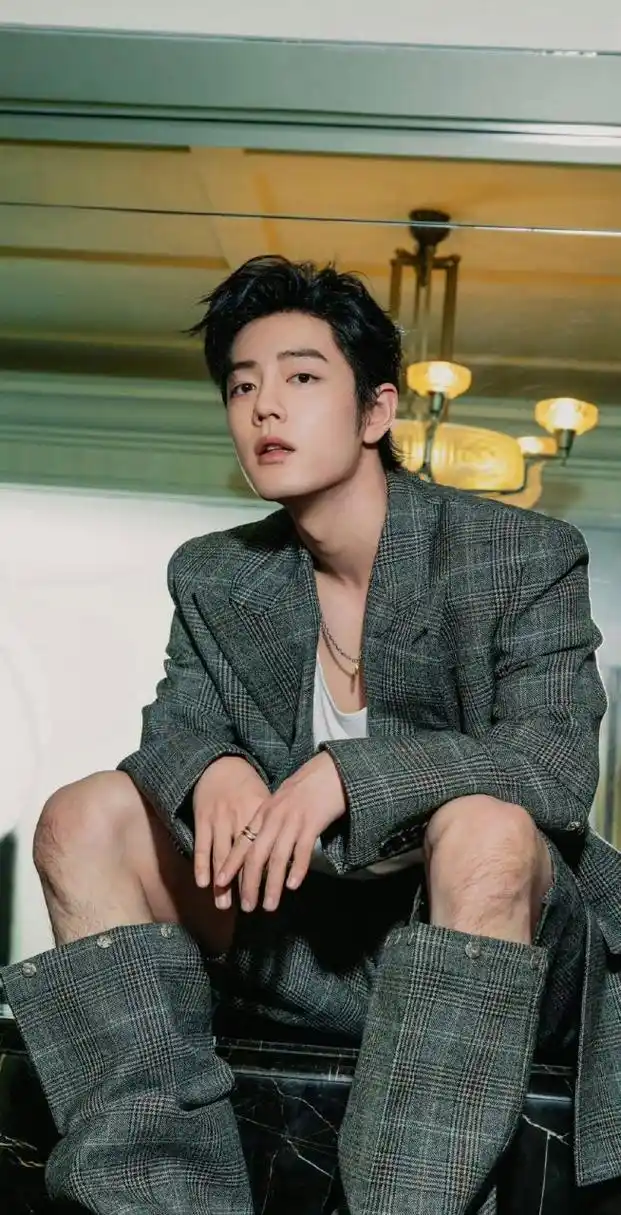 男神肖战穿着牛仔裤痞帅痞帅的,就是腿毛有点多.