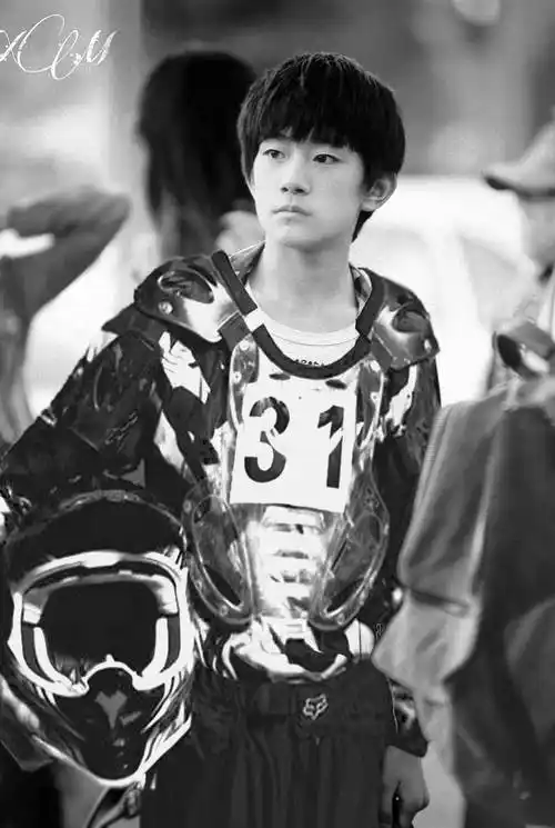 易烊千玺 tfboys tfboys jackson jackson 出处见水印 像不像拿着一个