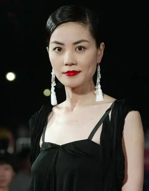 使用技巧:流苏耳环好处:改变脸型像王菲这样的小方脸,在选择耳环的